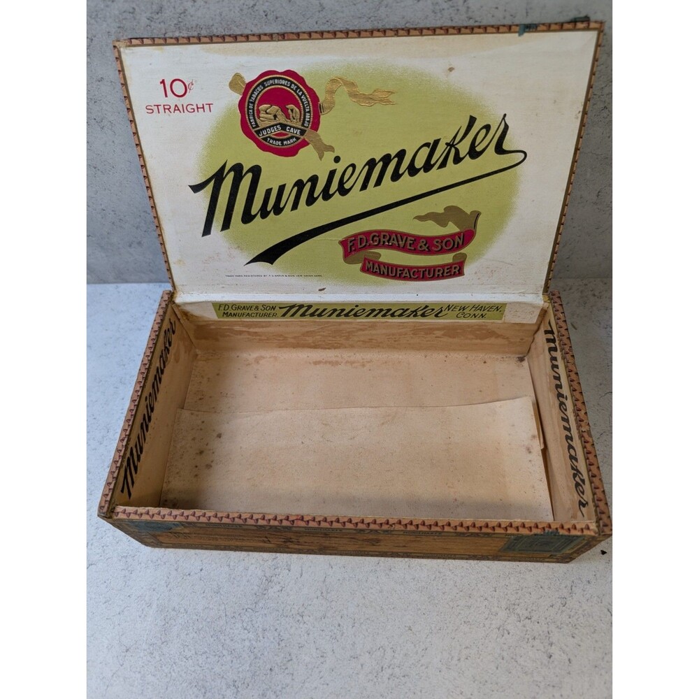 Antique Muniemaker Cigar Box F.D. Grave New Haven Conn Wood